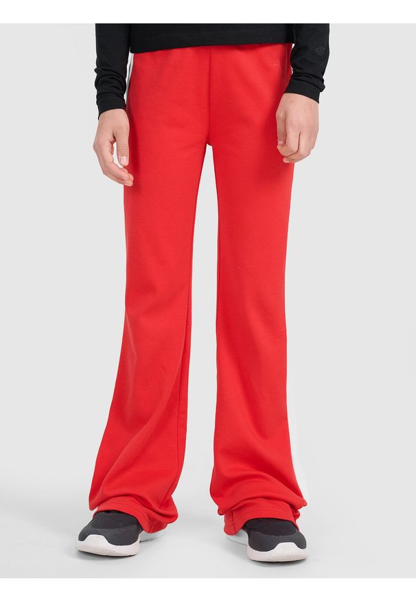4f - 4F Spodnie dresowe z rozszerzanymi nogawkami dziewczęce - czerwone 146 (10-11 lat). Okazja: na co dzień. Kolor: czerwony. Materiał: dresówka. Wzór: gładki, ze splotem. Sezon: lato. Styl: sportowy, młodzieżowy, casual, elegancki, klasyczny
