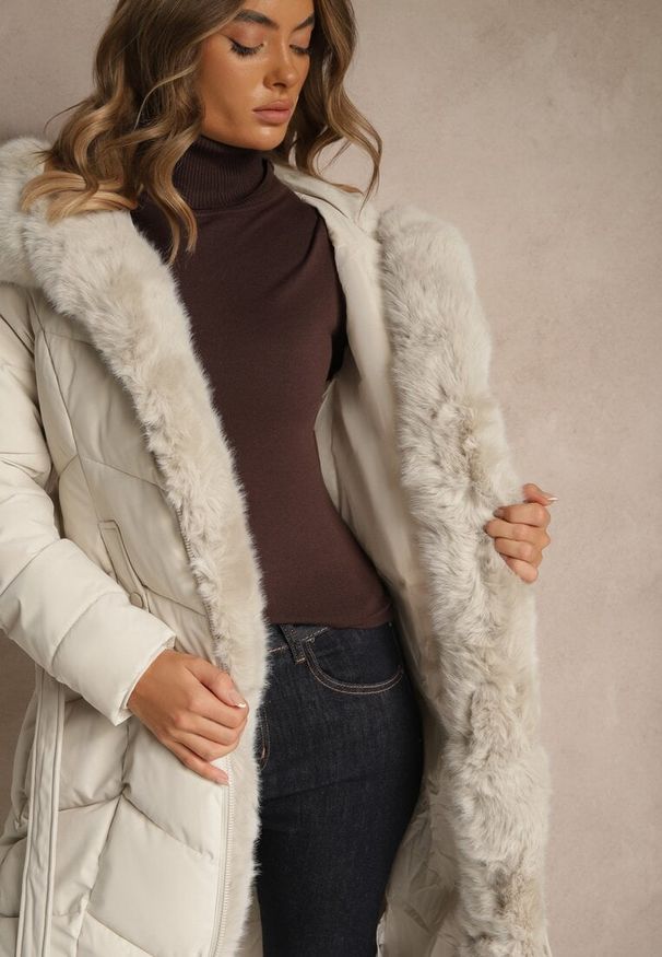 Renee - Biała Kurtka z Pikowanymi Przeszyciami Futerkiem i Paskiem Serapella. Okazja: na imprezę, na spacer. Kolor: biały. Materiał: futro