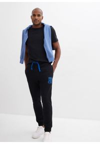bonprix - Spodnie sportowe z kontrastowymi elementami. Kolor: czarny. Materiał: poliester, dresówka. Wzór: nadruk. Styl: sportowy #3