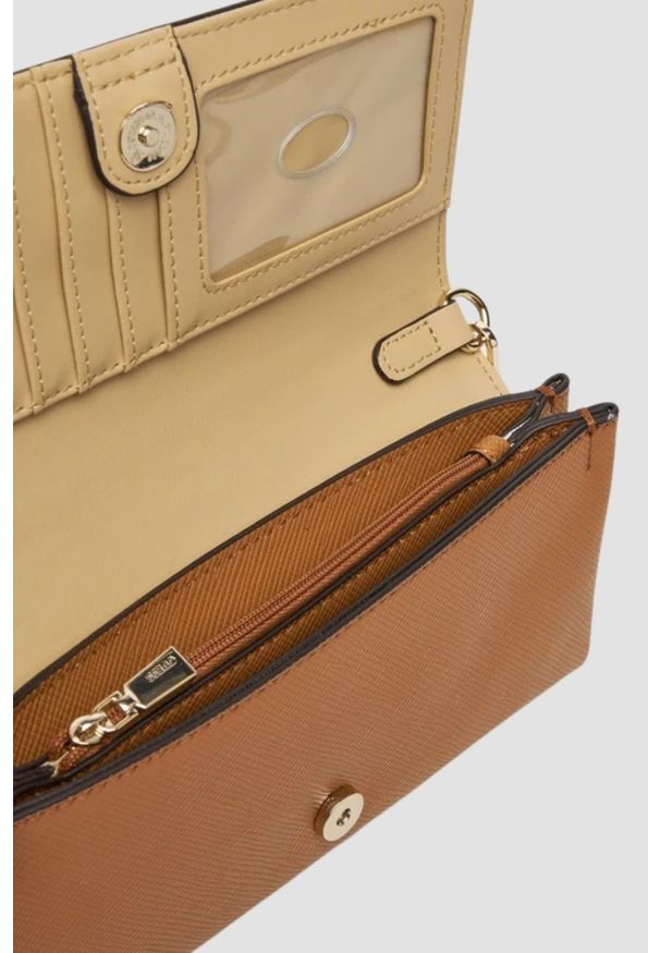 Guess - GUESS Brązowy portfel na łańcuszku Noelle II Mini. Kolor: brązowy. Materiał: skóra ekologiczna