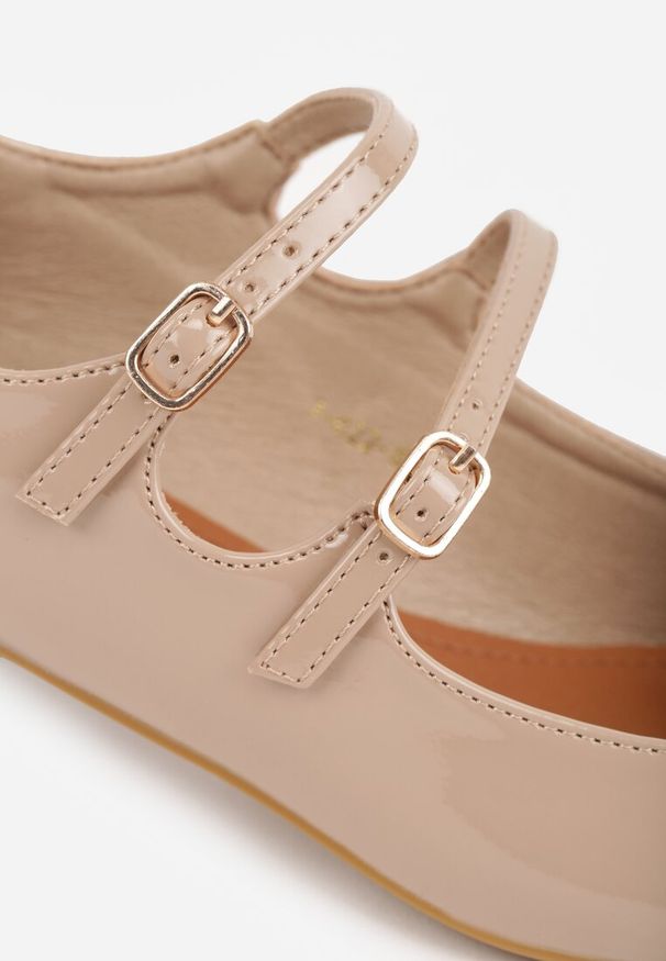 Renee - Ciemnobeżowe Czółenka Lakierowane na Słupku z Paskami na Sprzączki Omeisa. Okazja: do pracy. Zapięcie: pasek. Kolor: beżowy. Materiał: lakier. Wzór: paski, kwiaty. Obcas: na słupku. Styl: elegancki, klasyczny, wizytowy. Wysokość obcasa: średni