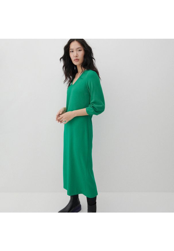 Reserved - Sukienka midi - Zielony. Kolor: zielony. Długość: midi