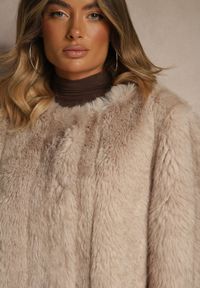 Renee - Beżowa Kurtka Futerko o Prostym Fasonie z Okrągłym Dekoltem Iddane. Okazja: na imprezę, na co dzień. Kolor: beżowy. Materiał: futro. Styl: wizytowy, casual, elegancki