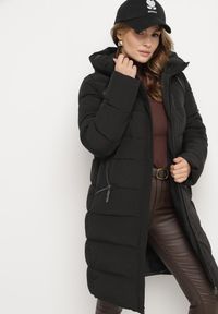 Born2be - Czarna Pikowana Kurtka z Kapturem i Wysokim Kołnierzem Avalentura. Okazja: na spacer, na co dzień. Typ kołnierza: kaptur. Kolor: czarny. Materiał: jeans. Sezon: zima. Styl: casual, klasyczny #5