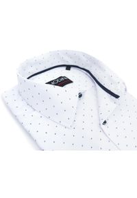 Modini - Biała koszula męska z krótkim rękawem - granatowy wzorek MK18. Kolor: biały, wielokolorowy, niebieski. Materiał: bawełna, poliester, tkanina. Długość rękawa: krótki rękaw. Długość: krótkie. Styl: klasyczny #1