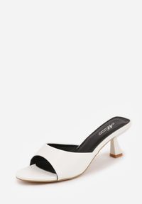 Renee - Białe Klapki Peep Toe na Obcasie Kaczuszka Calinetta. Nosek buta: otwarty. Kolor: biały. Materiał: koronka. Obcas: na obcasie. Styl: klasyczny. Wysokość obcasa: średni #4