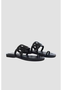 Michael Kors - MICHAEL KORS Czarne klapki Alma Flat Sandal, Rozmiar 38,5. Kolor: czarny