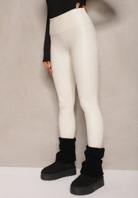 Renee - Białe Legginsy z Imitacji Skóry High Waist z Polarem Selabra. Okazja: na co dzień. Stan: podwyższony. Kolor: biały. Materiał: polar, skóra. Styl: casual
