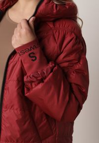 Born2be - Czerwona Przejściowa Kurtka Pikowana z Kapturem i Napisami na Rękawach Althone. Okazja: na co dzień. Typ kołnierza: kaptur. Kolor: czerwony. Materiał: poliester. Wzór: napisy. Styl: casual #8