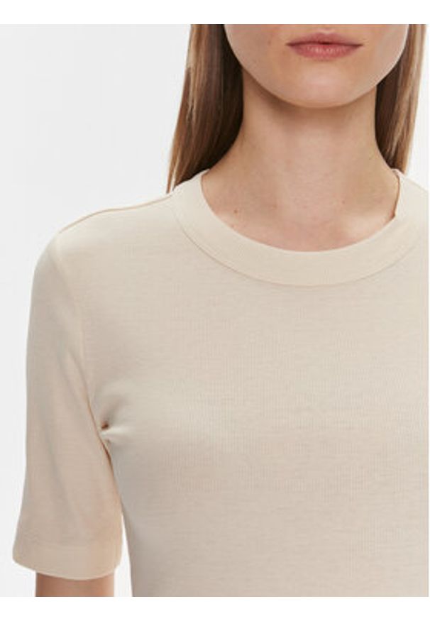 IVY & OAK - IVY OAK T-Shirt IO1100X2286 Écru Slim Fit. Materiał: bawełna