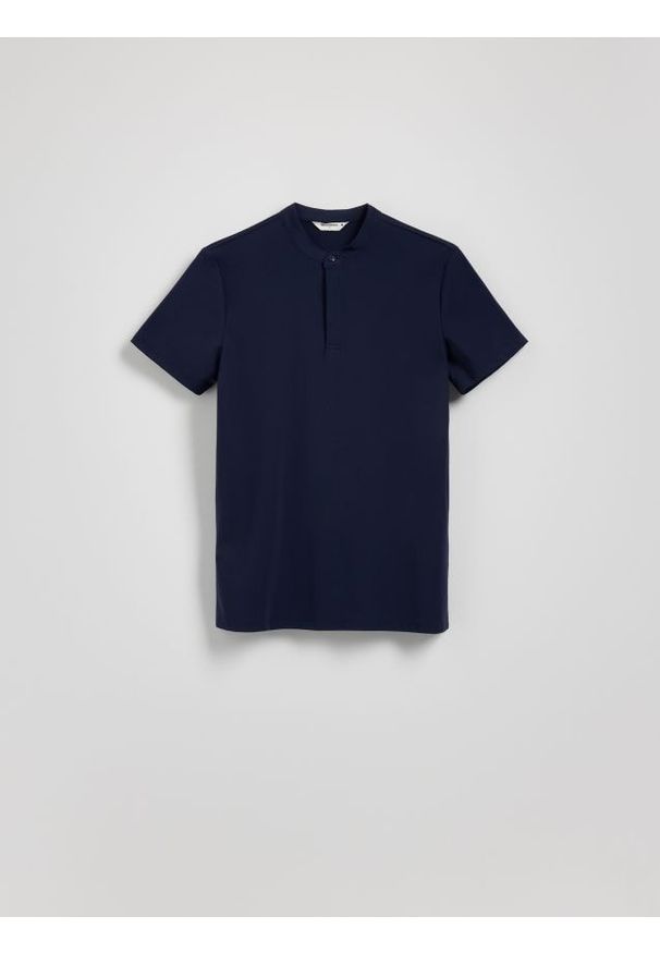 Reserved - Koszula polo slim fit - granatowy. Typ kołnierza: polo. Kolor: niebieski. Materiał: dzianina, wiskoza