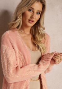 Renee - Ciemnoróżowy Luźny Kardigan Niezapinany z Dłuższym Włosiem Karsta. Kolekcja: plus size. Kolor: różowy. Materiał: dzianina. Długość: długie