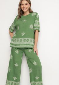 Born2be - Ciemnozielony Wiskozowy Komplet w Stylu Boho z Haftem T-shirt i Szerokie Spodnie Zevanya. Kolor: zielony. Materiał: wiskoza. Wzór: haft