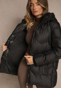 Renee - Czarna Kurtka Pikowana z Kapturem i Sznurkami Oleanesa. Okazja: na co dzień. Typ kołnierza: kaptur. Kolor: czarny. Materiał: jeans. Styl: sportowy, casual