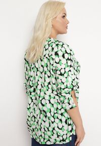 Born2be - Zielono-Biała Bluzka z Trójkątnym Dekoltem w Fantazyjny Print Anola. Okazja: na co dzień, do pracy. Kolor: zielony. Wzór: nadruk. Styl: casual #4