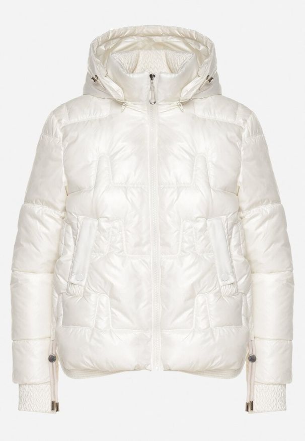 Born2be - Biała Pikowana Kurtka z Odpinanym Kapturem Wydłużonym Tyłem i Ściągaczami Zinonia. Okazja: na co dzień. Kolor: biały. Materiał: jeans, wełna, skóra. Sezon: zima, jesień. Styl: elegancki, casual