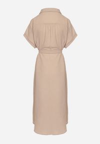 Born2be - Ciemnobeżowa Sukienka z Wiskozy o Koszulowym Kroju z Wiązanym Paskiem Danisna. Okazja: na co dzień. Kolor: beżowy. Materiał: wiskoza. Długość rękawa: krótki rękaw. Wzór: aplikacja. Typ sukienki: koszulowe. Styl: klasyczny, casual, elegancki. Długość: midi #6