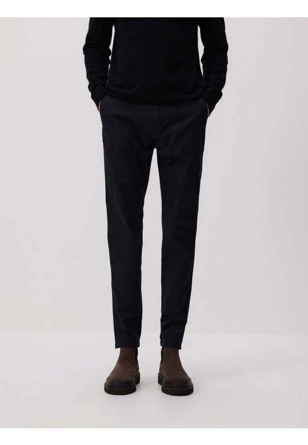 Reserved - Bawełniane spodnie chino slim - czarny. Kolor: czarny. Materiał: bawełna