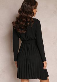 Renee - Czarna Sukienka Plisowana z Materiałowym Paskiem Jaresa. Okazja: na imprezę, na randkę. Kolor: czarny. Materiał: materiał. Styl: elegancki #5