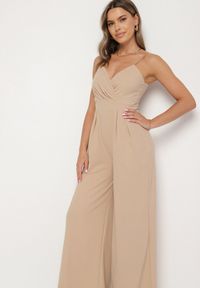 Born2be - Ciemnobeżowy Kombinezon z Trójkątnym Dekoltem na Cienkich Ramiączkach Iliantia. Kolor: beżowy. Materiał: tkanina. Długość rękawa: na ramiączkach. Sezon: lato #5