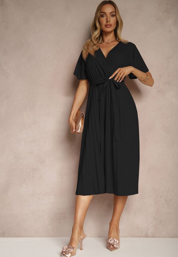 Renee - Czarna Sukienka Wiązana w Talii z Plisowaniem na Dole Dorseki. Kolor: czarny. Typ sukienki: plisowane. Styl: elegancki, klasyczny