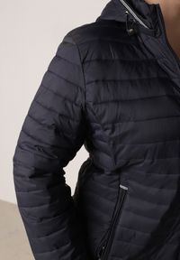 Born2be - Granatowa Pikowana Kurtka Przejściowa z Odpinanym Kapturem Tidesse. Kolor: niebieski. Materiał: poliester, jeans #7