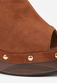 Renee - Brązowe Klapki na Koturnie z Imitacji Drewna z Cholewką Zdobioną Nitami Elincia. Okazja: na co dzień, na plażę. Kolor: brązowy. Materiał: jeans, zamsz. Wzór: aplikacja. Sezon: lato. Obcas: na koturnie. Styl: boho, casual, elegancki #9