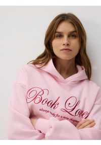 Reserved - Bluza z haftowanym napisem - pastelowy róż. Kolor: różowy. Materiał: bawełna. Wzór: napisy, haft #1