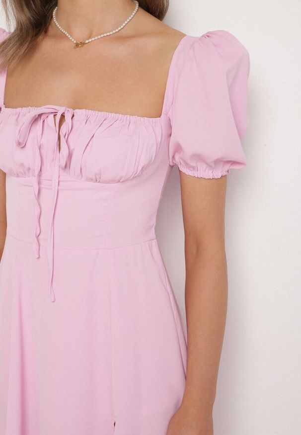 Born2be - Różowa Sukienka w Rustykalnym Stylu z Wiązaniem przy Dekolcie i Rozcięciem Idanillea. Okazja: na spacer, na co dzień. Typ kołnierza: dekolt kwadratowy. Kolor: różowy. Typ sukienki: rozkloszowane. Styl: casual