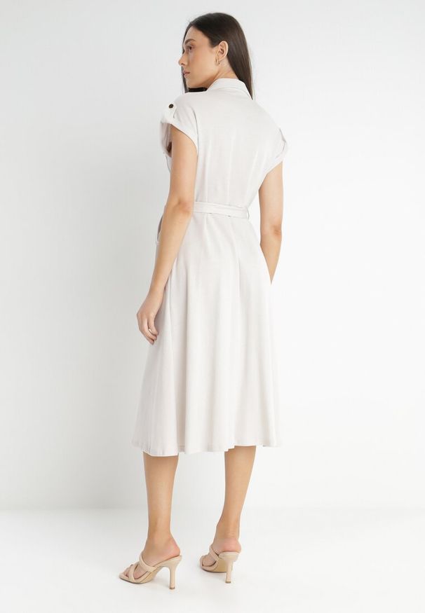 Born2be - Jasnobeżowa Sukienka Koszulowa Phinitrite. Okazja: na co dzień. Kolor: beżowy. Wzór: aplikacja. Typ sukienki: koszulowe. Materiał: materiał. Długość rękawa: krótki rękaw. Sezon: lato. Styl: casual. Długość: midi