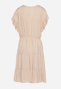 Born2be - Beżowa Sukienka z Gumką w Pasie Ozdobiona Falbanką i Wiązana Materiałowym Paskiem Tiamalou. Typ kołnierza: dekolt w łódkę. Kolor: beżowy. Materiał: materiał. Długość rękawa: krótki rękaw. Wzór: aplikacja #7