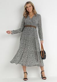 Born2be - Biało-Czarna Sukienka Rozkloszowana w Kwiaty z Paskiem Khito. Okazja: na co dzień. Typ kołnierza: dekolt w serek. Kolor: czarny. Długość rękawa: długi rękaw. Wzór: kwiaty. Styl: casual, elegancki, klasyczny #1