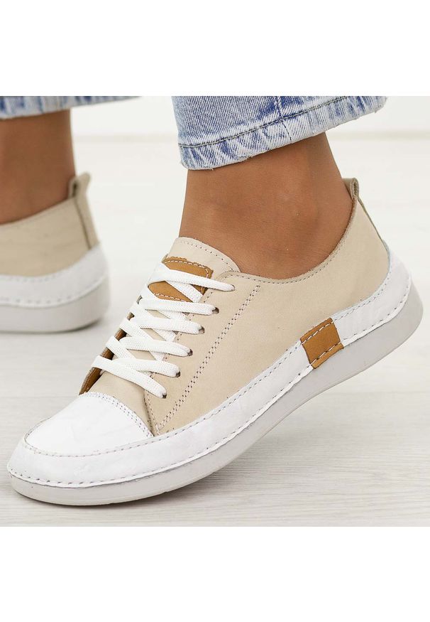 Beżowe skórzane półbuty damskie T.Sokolski 8260. Okazja: na co dzień. Nosek buta: okrągły. Zapięcie: sznurówki. Kolor: beżowy. Materiał: skóra. Szerokość cholewki: normalna. Sezon: jesień, wiosna. Styl: sportowy, klasyczny, casual, elegancki