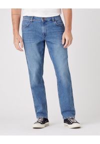 Wrangler - WRANGLER GREENSBORO MĘSKIE SPODNIE JEANSOWE DUSKY CLOUD W15QYJ38R