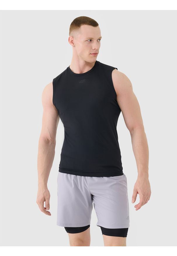 4f - Tank top treningowy szybkoschnący męski - czarny. Kolor: czarny. Materiał: syntetyk, materiał, elastan, włókno, dzianina. Długość rękawa: bez rękawów. Wzór: jednolity, gładki, ze splotem. Sport: fitness