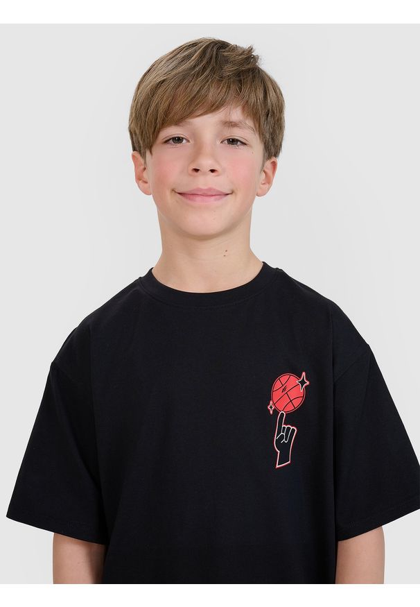 4f - 4F T-shirt oversize z nadrukiem chłopięcy - czarny 140 (9-10 lat). Okazja: na co dzień. Kolor: czarny. Materiał: bawełna, dzianina, jersey. Długość rękawa: krótki rękaw. Długość: krótkie. Wzór: nadruk. Sezon: lato. Styl: klasyczny, casual, sportowy