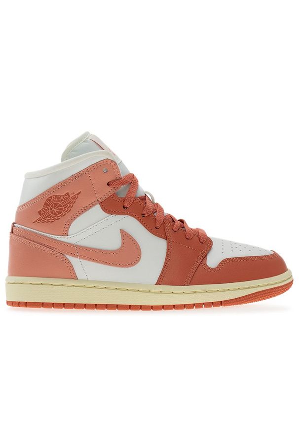 Buty damskie Nike Air Jordan 1 Mid BQ6472-180 - biało-pomarańczowe. Kolor: biały, wielokolorowy, pomarańczowy. Materiał: skóra, syntetyk, materiał, guma. Szerokość cholewki: normalna