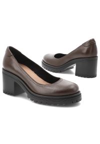 Półbuty damskie Armodo, eleganckie na klocku skórzane z okrągłym noskiem i wsuwane, czekoladowe, 20194-S. Okazja: na co dzień, na spacer. Nosek buta: okrągły. Zapięcie: bez zapięcia. Kolor: brązowy. Materiał: skóra. Sezon: wiosna, jesień. Obcas: na obcasie. Styl: elegancki. Wysokość obcasa: średni #6