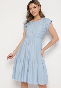 Born2be - Jasnoniebieska Wiskozowa Sukienka o Rozkloszowanym Kroju Lizena. Okazja: na co dzień, na imprezę. Kolor: niebieski. Materiał: wiskoza. Typ sukienki: rozkloszowane. Styl: elegancki, casual