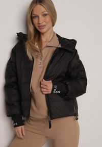 Born2be - Czarna Przejściowa Kurtka Pikowana z Kapturem i Napisami na Rękawach Althone. Okazja: na co dzień. Typ kołnierza: kaptur. Kolor: czarny. Materiał: poliester. Wzór: napisy. Styl: casual #3