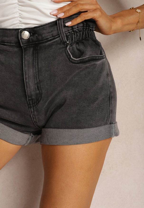 Renee - Czarne Bawełniane Szorty Jeansowe High Waist Wykończone Elastyczną Gumką w Talii Tinashas. Okazja: na co dzień. Stan: podwyższony. Kolor: czarny. Materiał: bawełna, jeans. Długość: krótkie. Styl: wizytowy, casual