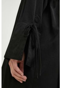 GESTUZ - Gestuz sukienka kolor czarny maxi oversize. Kolor: czarny. Materiał: tkanina, poliester, materiał. Długość rękawa: raglanowy rękaw. Typ sukienki: oversize. Styl: klasyczny. Długość: maxi #6