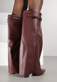 Renee - Bordowe Kozaki na Słupku Typu Kowbojki Ozdobione Klamrą i Wywiniętą Cholewką Nalonea. Zapięcie: klamry. Kolor: czerwony. Materiał: jeans. Szerokość cholewki: normalna. Wzór: aplikacja. Obcas: na słupku. Styl: elegancki #6