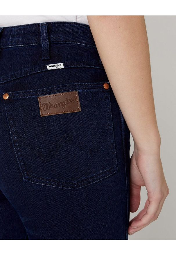 Wrangler - SPODNIE DAMSKIE WRANGLER WRIGGLER INK BLUE W2H0JC22H 112128603