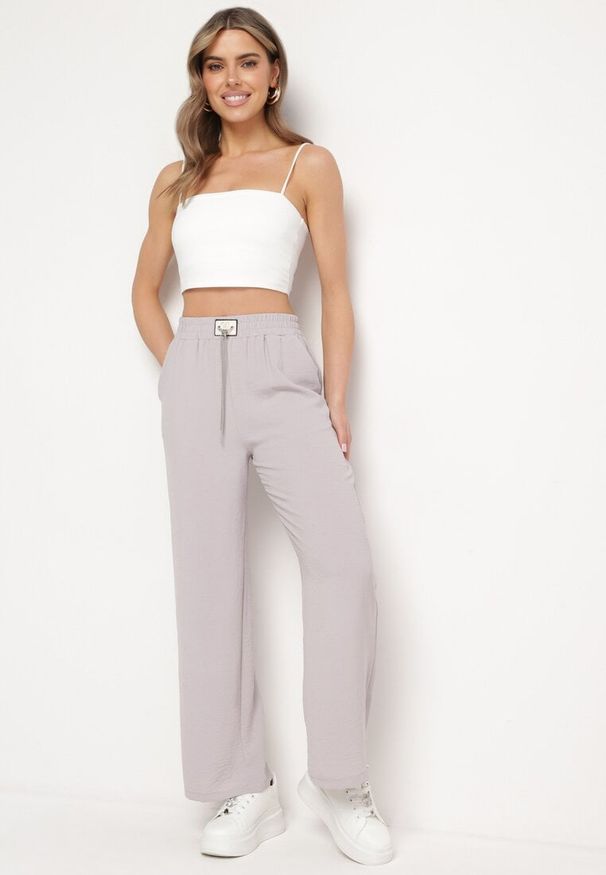 Born2be - Jasnoszare Spodnie Szerokie z Gumką w Pasie z Ozdobnym Łańcuszkiem Istaria. Okazja: na co dzień. Kolor: szary. Styl: casual