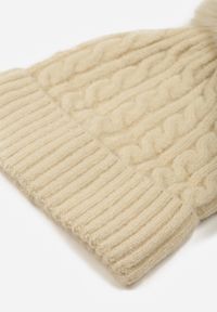 Renee - Beżowa Czapka z Pomponem Zdobiona Warkoczowym Splotem Vetizare. Kolor: beżowy. Wzór: aplikacja, ze splotem. Styl: casual, elegancki #2