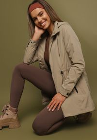 Born2be - Ciemnobeżowa Kurtka Parka ze Sznurkiem w Talii i Kapturem Teridi. Okazja: na co dzień, na spacer. Kolor: beżowy. Materiał: jeans. Długość rękawa: długi rękaw. Długość: długie. Styl: casual