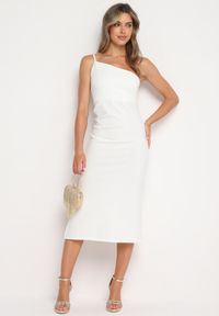 Born2be - Biała Asymetryczna Sukienka Koktajlowa na Ramiączkach z Marszczeniem Cervidia. Kolor: biały. Długość rękawa: na ramiączkach. Wzór: jednolity. Typ sukienki: asymetryczne. Styl: wizytowy #7