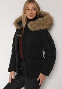 Born2be - Czarna Pikowana Kurtka z Paskiem Nieodpinanym Kapturem i Futerkiem Retinda. Okazja: na co dzień, na spacer. Kolor: czarny. Materiał: futro. Styl: casual #7