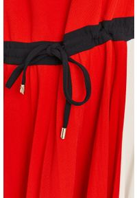 TOMMY HILFIGER - Tommy Hilfiger - Sukienka. Kolor: czerwony. Materiał: tkanina, poliester. Typ sukienki: plisowane #3